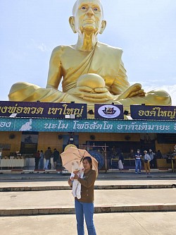 Travel to make merit and worship Buddha.